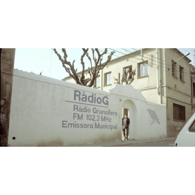 Carrer Torras i Bages, seu de Ràdio Granolles de 1981 a 2014, a la porta el tècnic Enric Corbera.