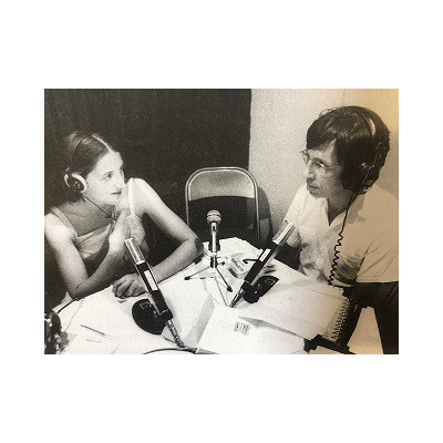 Arian Botey i Núria Gascón fent lOcell de paper, el primer programa infantil de l'emissora. Bisetmanal i emès des d'un estudi molt petit i calorós, es feia en directe.