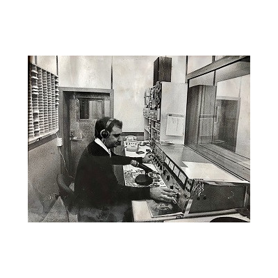 El tècnic Lluís Ruiz al control central de Ràdio Granollers, 1983.